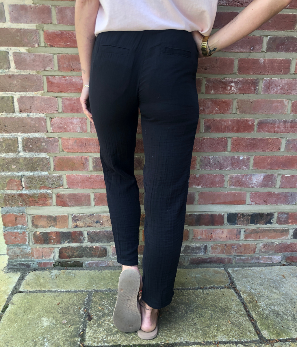 Women's Cotton Tapered Trouser in Black