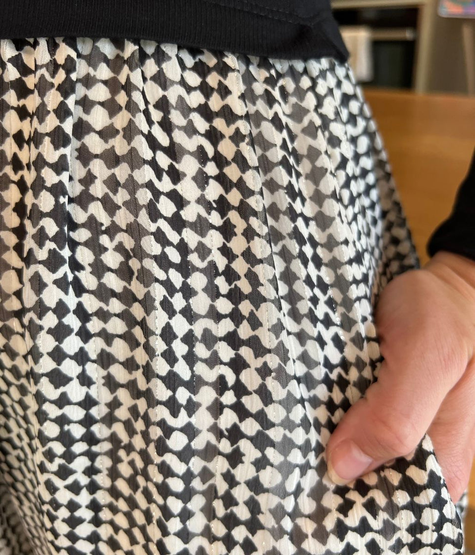 Monochrome Print Contrast Tiered Midi Dress