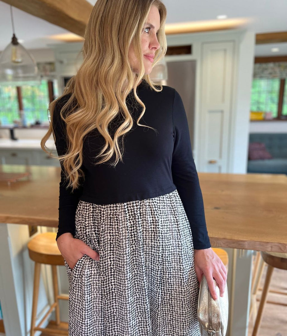 Monochrome Print Contrast Tiered Midi Dress